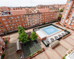 Swimming pool of Flat to rent in  Madrid Capital  with Air Conditioner, Heating and Private garden
