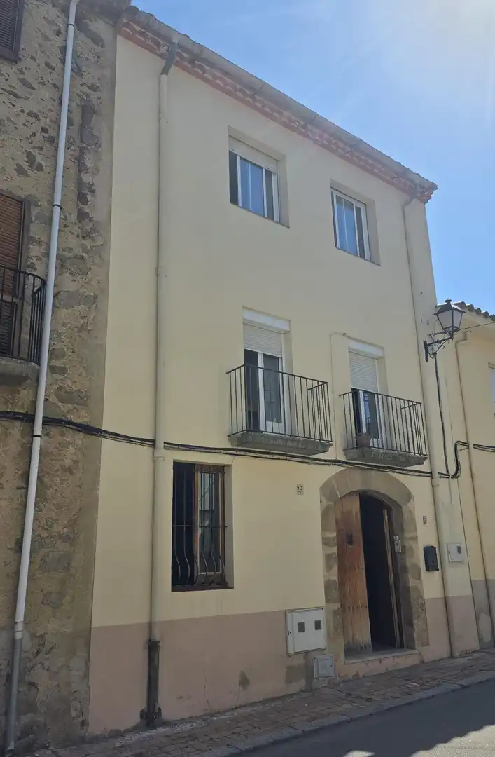 Vista exterior de Casa adosada en venda en Darnius amb Calefacció, Terrassa i Traster
