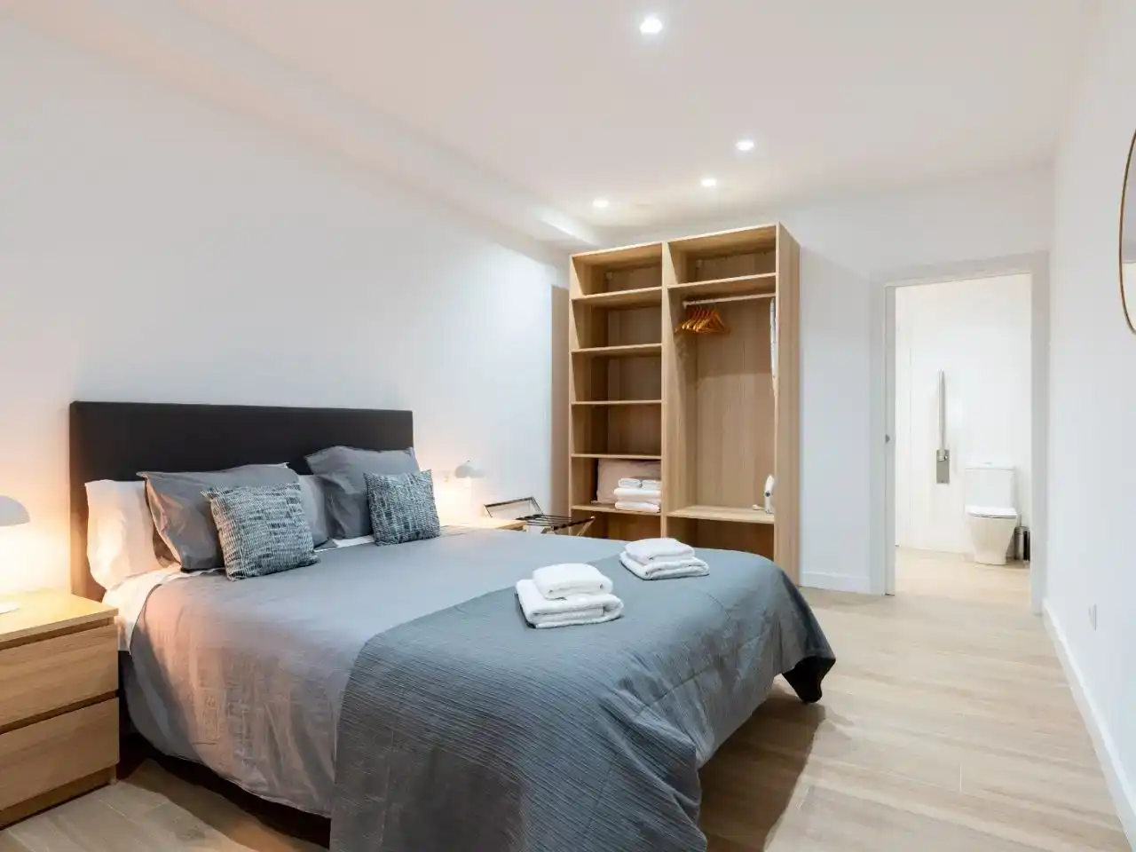 Dormitori de Apartament de lloguer en  Sevilla Capital amb Aire condicionat