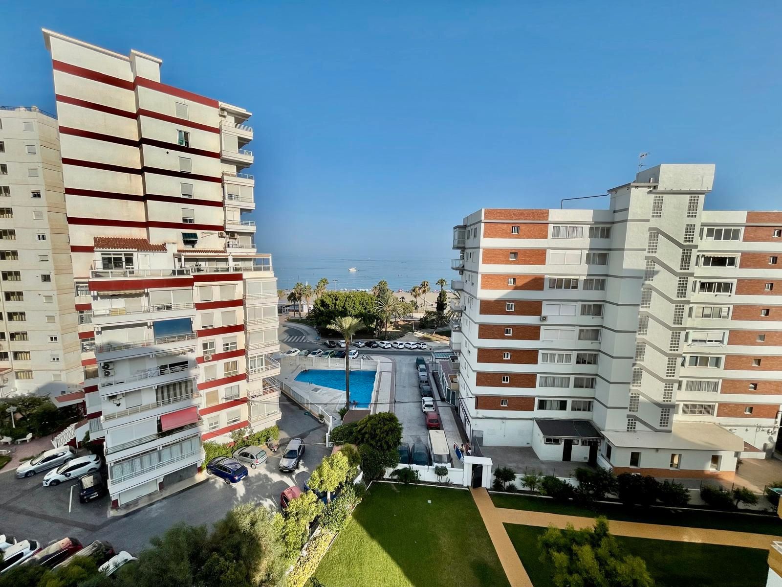 Vista exterior de Pis en venda en Vélez-Málaga amb Jardí privat, Terrassa i Piscina comunitària