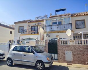 Vista exterior de Casa o xalet en venda en Torrevieja amb Aire condicionat, Jardí privat i Terrassa