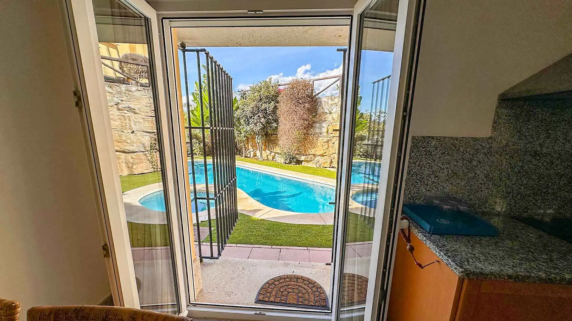 Piscina de Casa adosada de alquiler en Marbella con Aire acondicionado, Jardín privado y Terraza