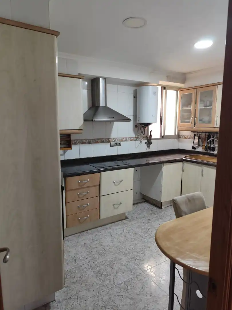 Küche von Wohnung zum Verkauf in Alzira mit Ofen, Waschmaschine und Mikrowelle