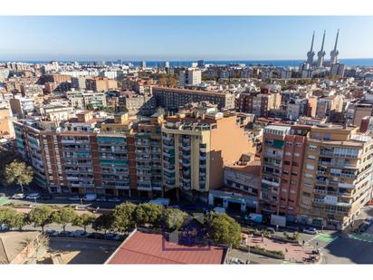 Vista exterior de Àtic en venda en Badalona amb Aire condicionat i Terrassa