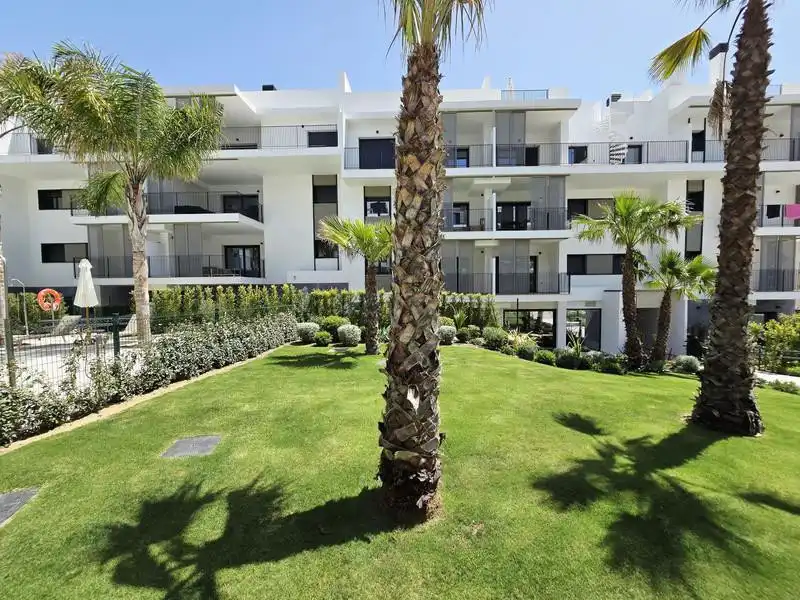 Vista exterior de Àtic de lloguer en Estepona amb Aire condicionat, Terrassa i Piscina