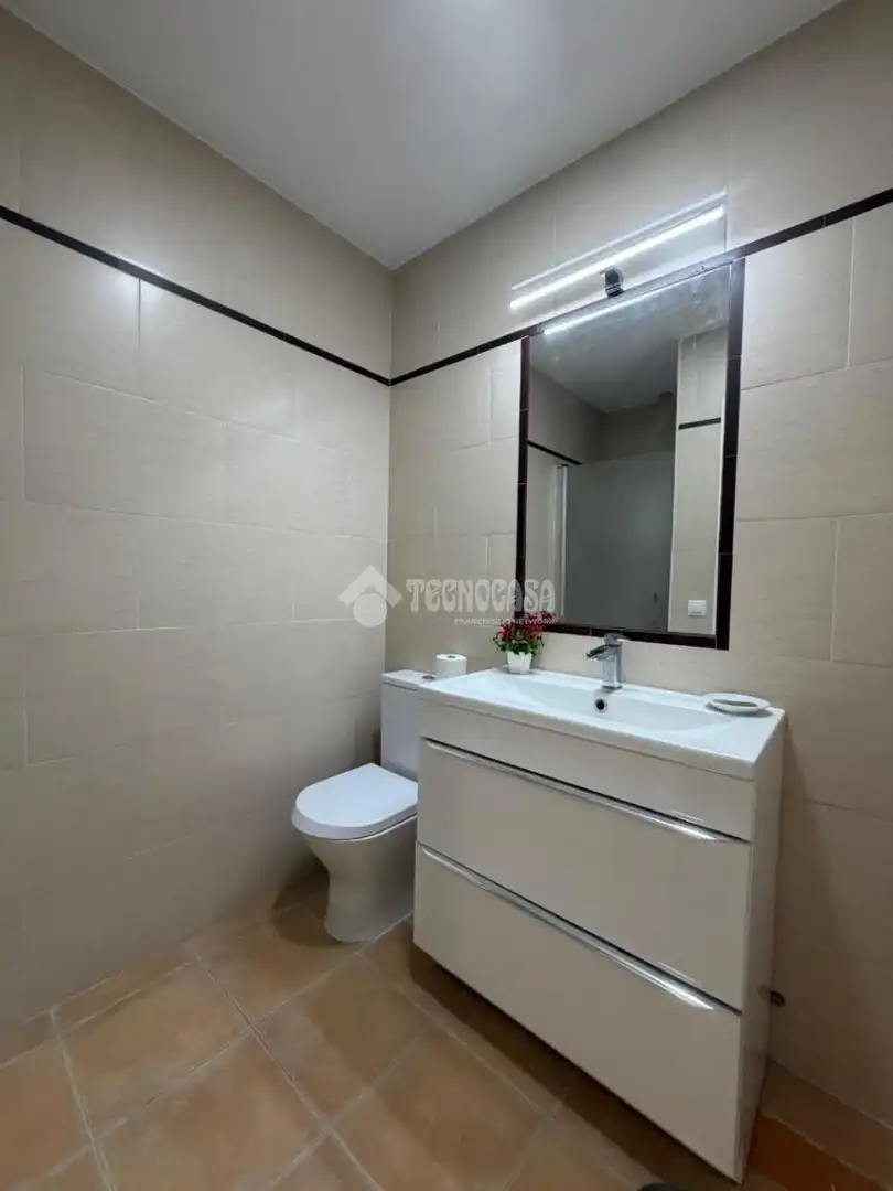 Bathroom of Flat for sale in Mengíbar  with Air Conditioner and Heating