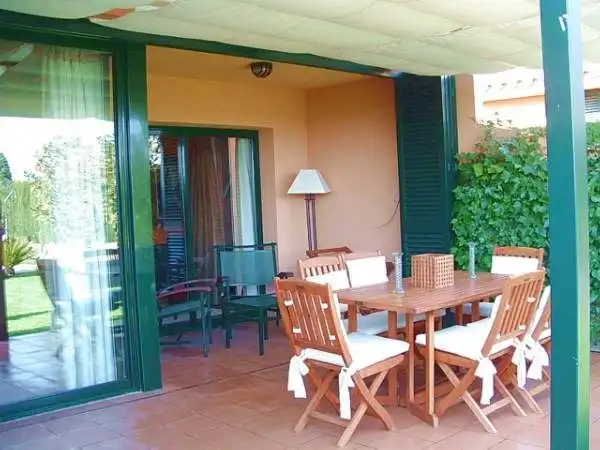 Terrasse von Einfamilien-Reihenhaus zum Verkauf in Navata mit Heizung, Privatgarten und Terrasse