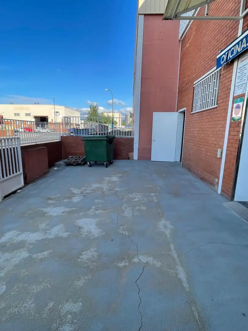 Parkplatz von Fabrikhallen zum Verkauf in Reus