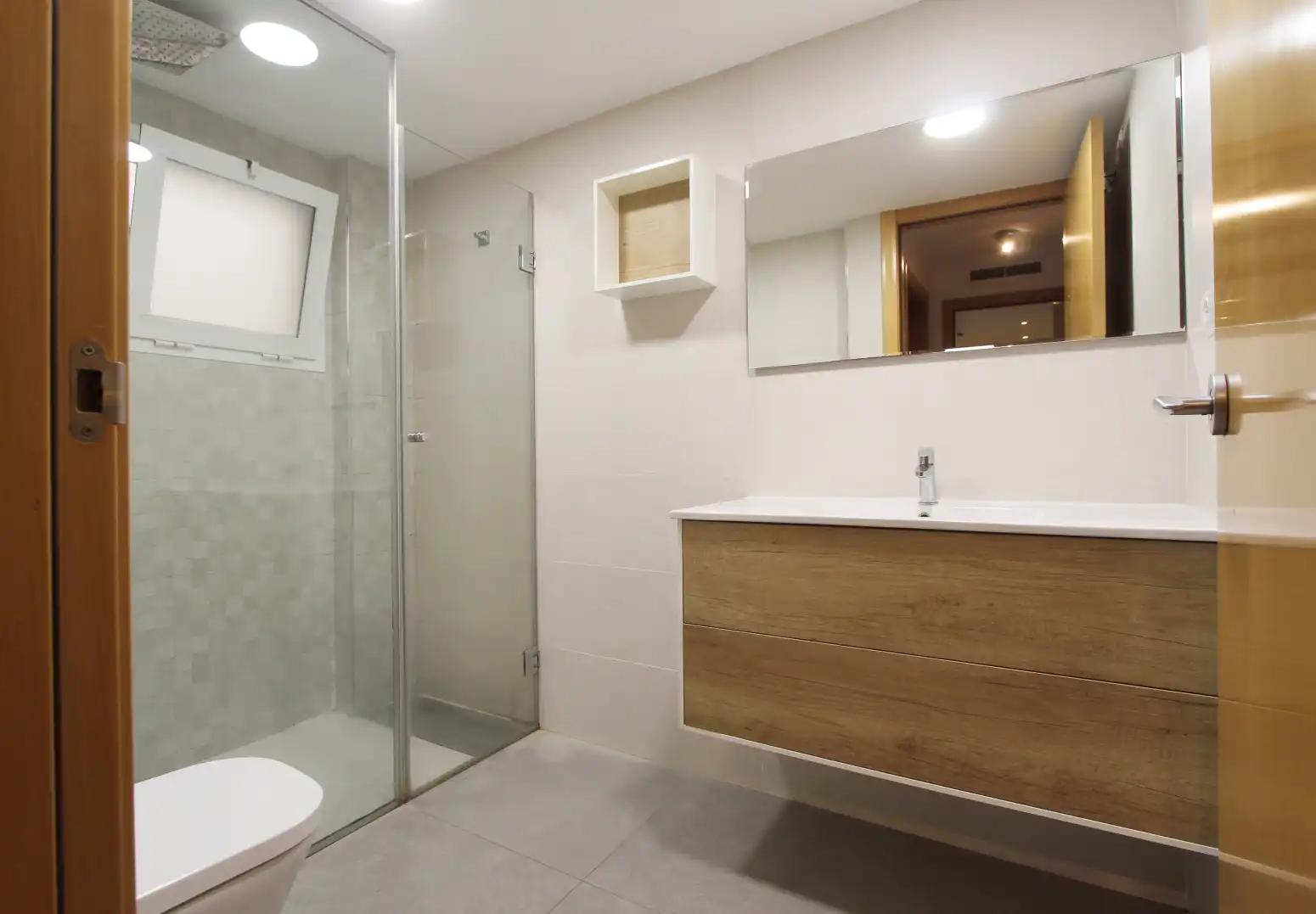Badezimmer von Wohnung zum Verkauf in Aldaia mit Terrasse und Abstellraum