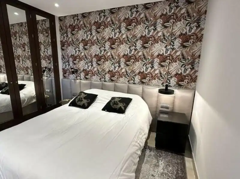 Habitación de Apartamento de alquiler en Estepona con Aire acondicionado, Terraza y Piscina