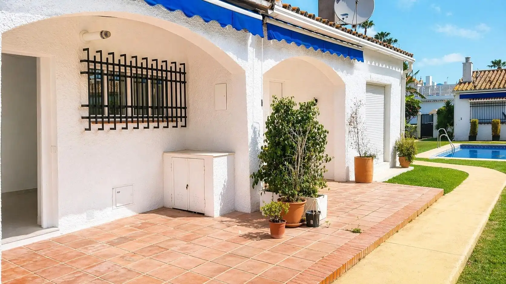 Vista exterior de Casa adosada en venta en Marbella con Piscina comunitaria