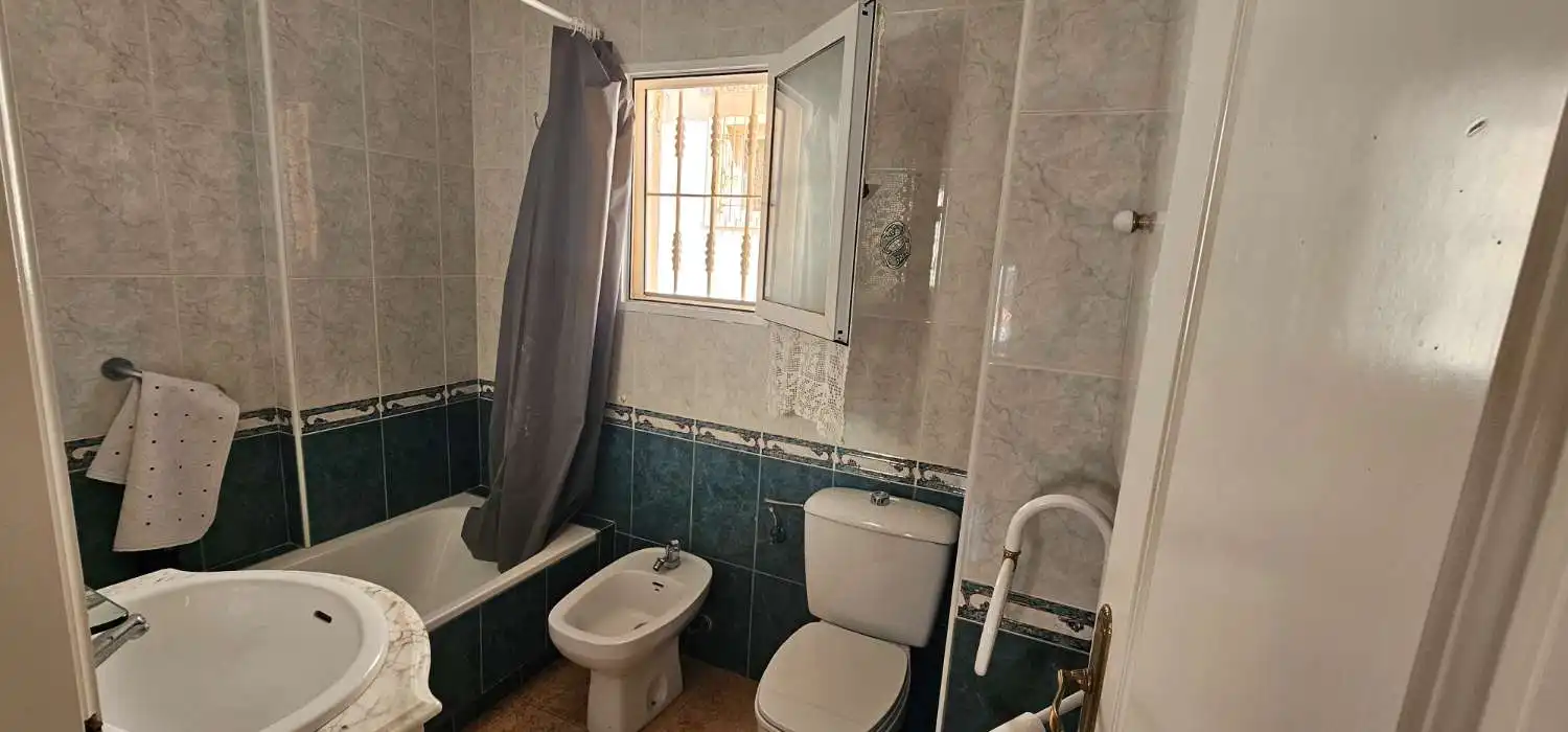 Badezimmer von Einfamilien-Reihenhaus zum Verkauf in Torrevieja mit Terrasse, Möbliert und Alarm