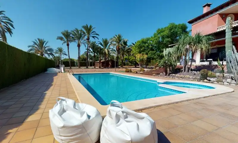 Detached house with pool for sale in La Perleta