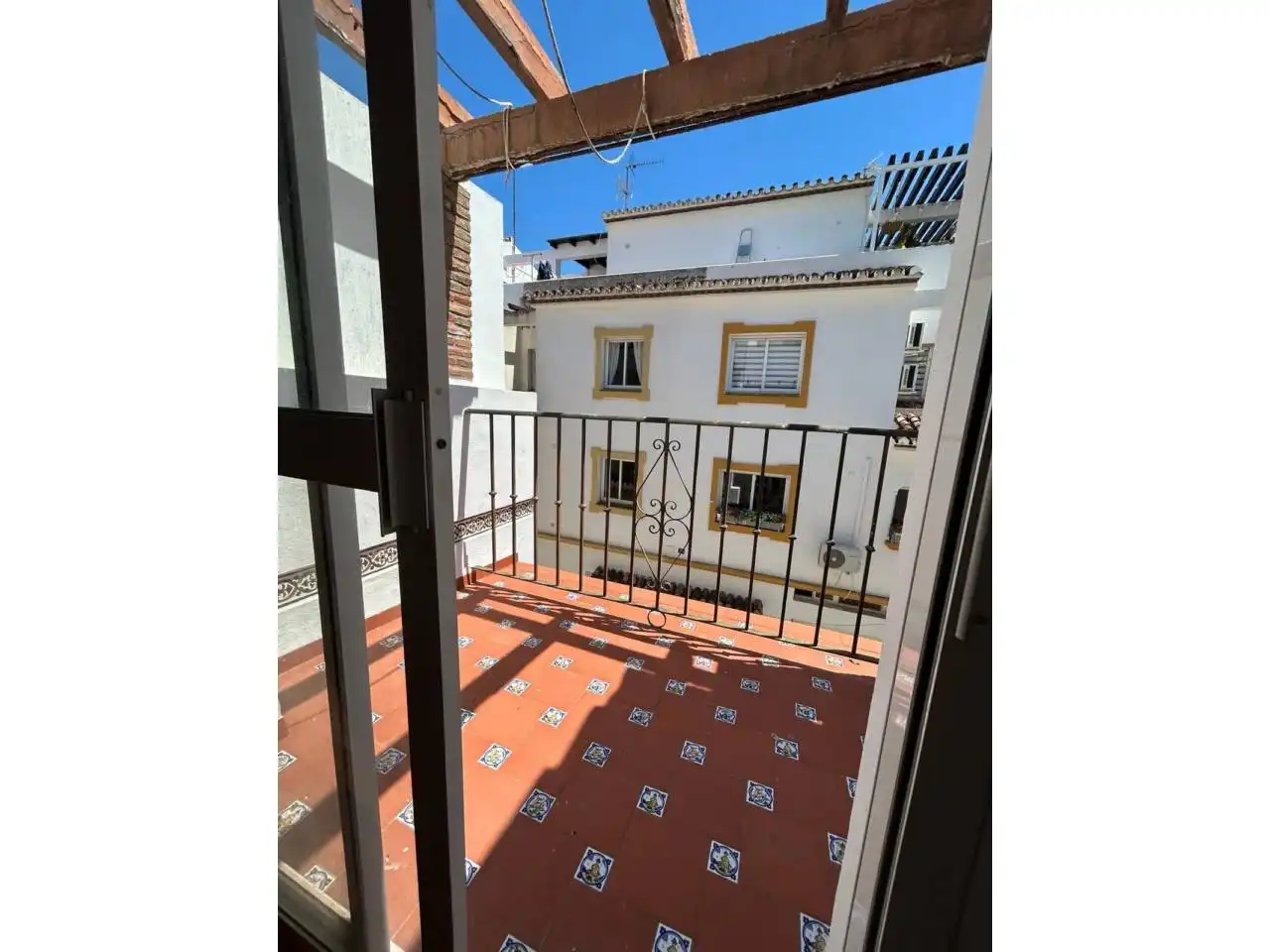 Terrasse von Einfamilien-Reihenhaus zum Verkauf in Estepona mit Klimaanlage und Terrasse