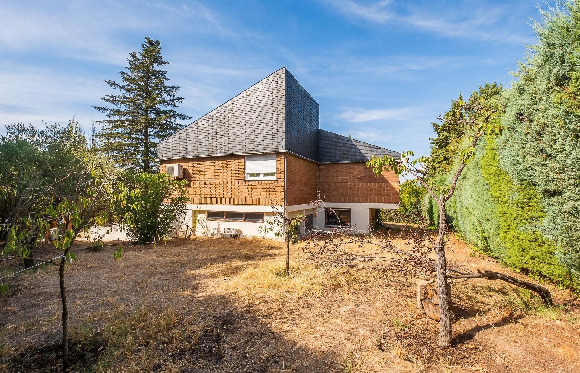 Vista exterior de Casa o xalet en venda en Las Rozas de Madrid amb Aire condicionat, Calefacció i Jardí privat