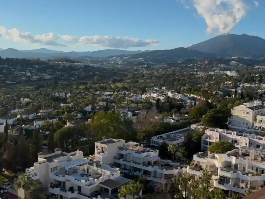 Außenansicht von Wohnung zur Miete in Marbella mit Klimaanlage, Schwimmbad und Möbliert