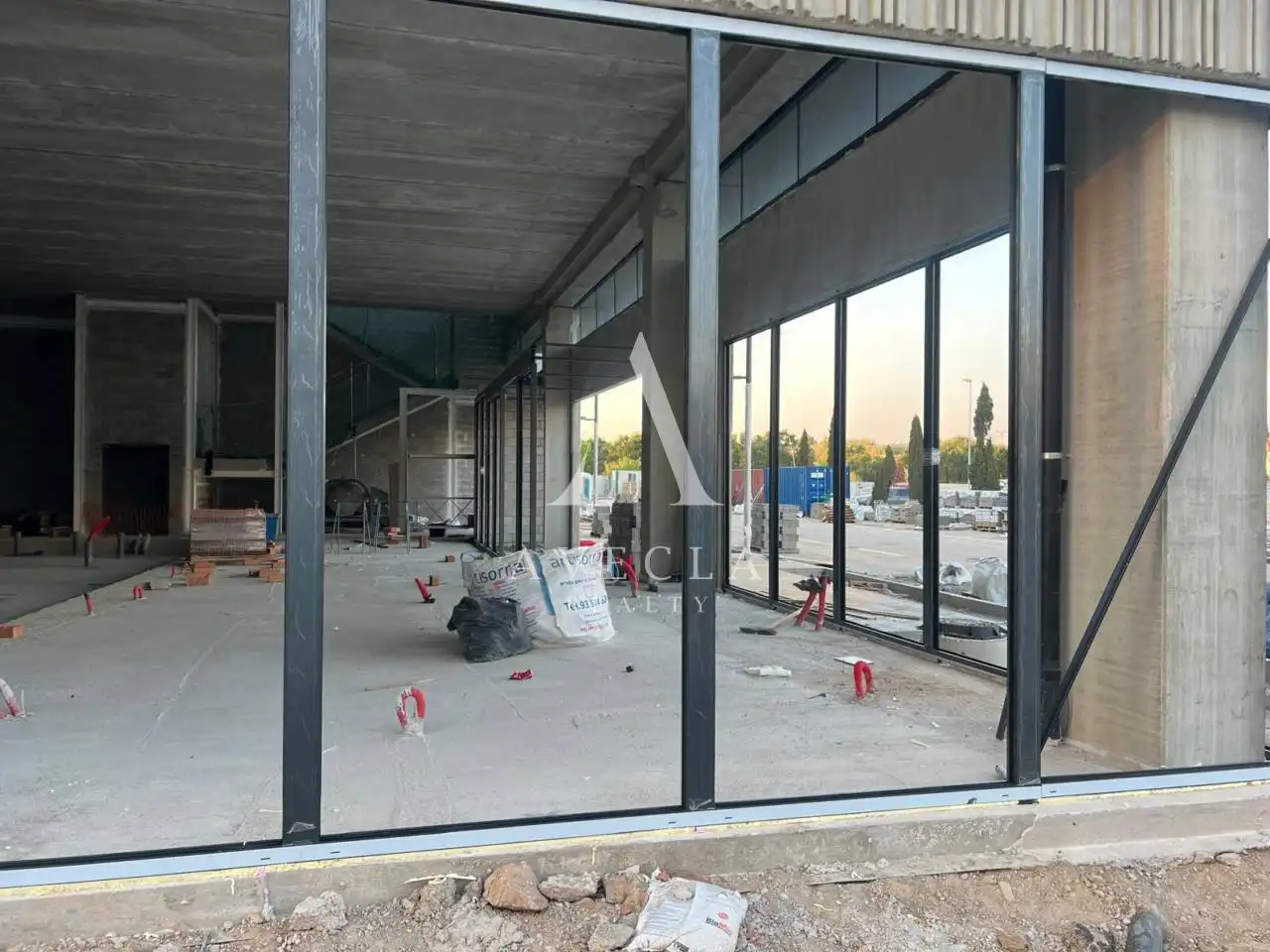 Außenansicht von Fabrikhallen zur Miete in Sabadell