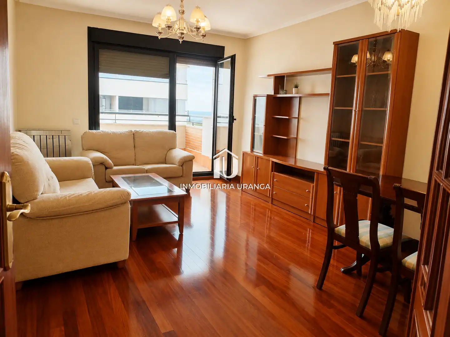 Sala de estar de Piso en venta en Castro-Urdiales con Calefacción, Terraza y Piscina comunitaria