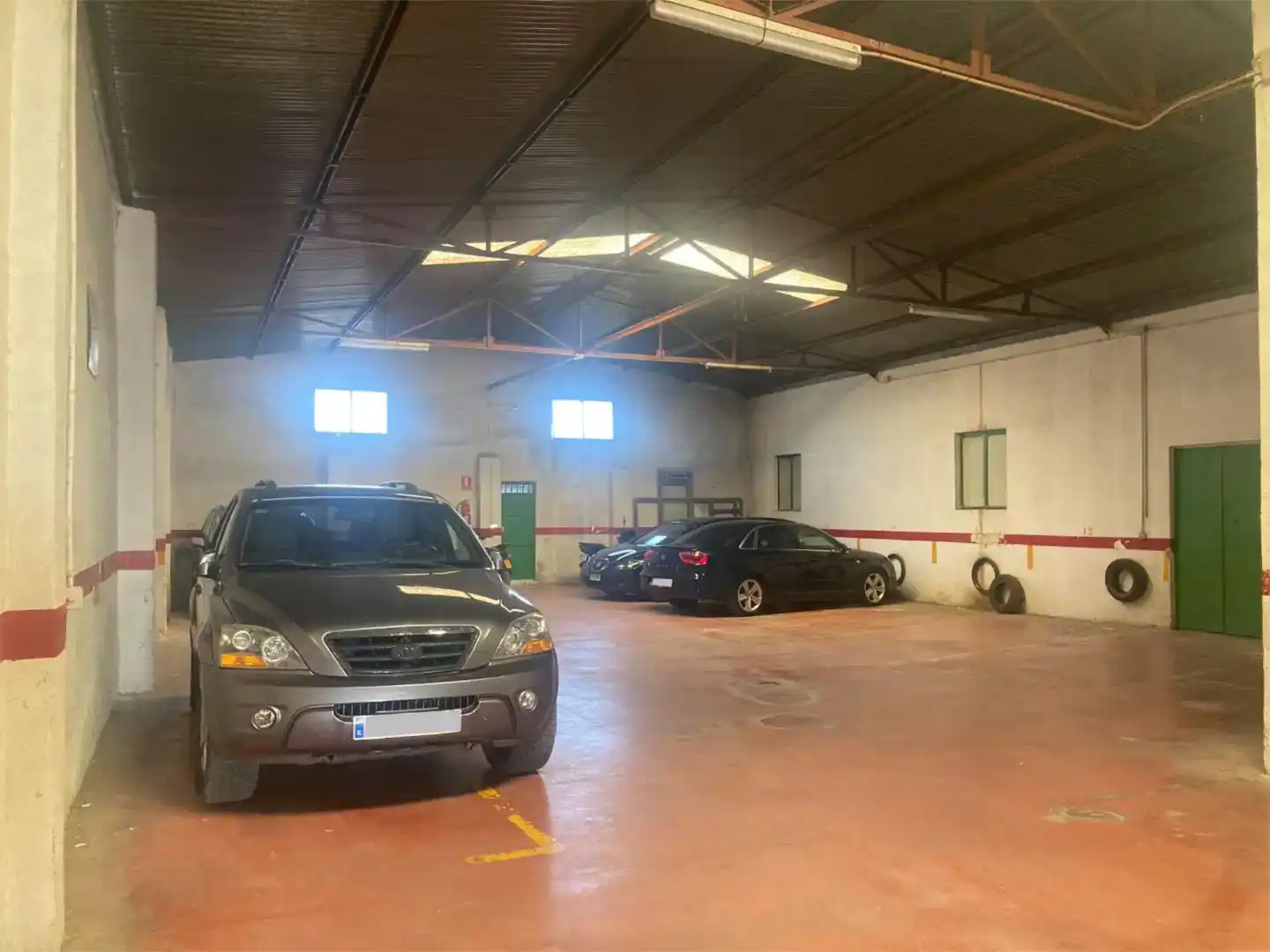 Parkplatz von Fabrikhallen zur Miete in Cabra