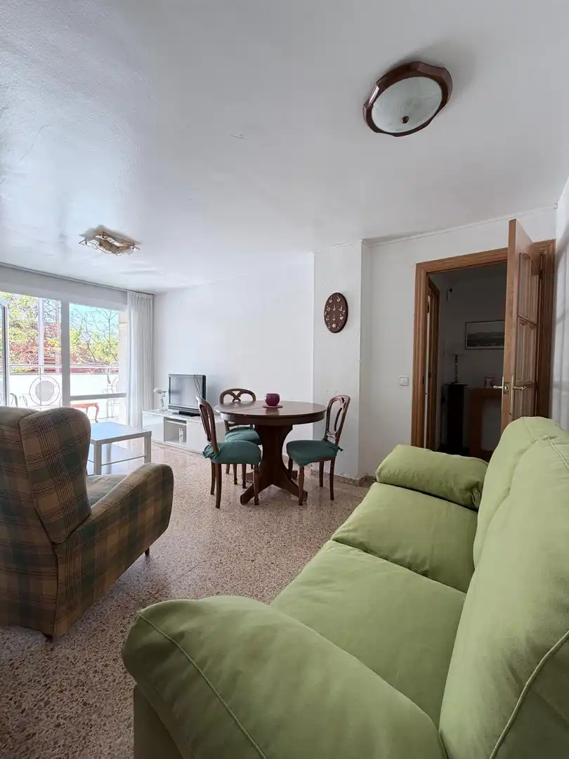 Sala de estar de Piso en venta en L'Hospitalet de Llobregat con Calefacción y Balcón