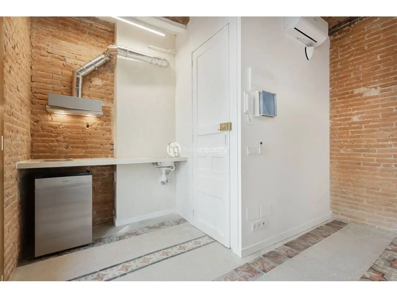 Flat for sale in Barcelona  with Air Conditioner and Balcony
