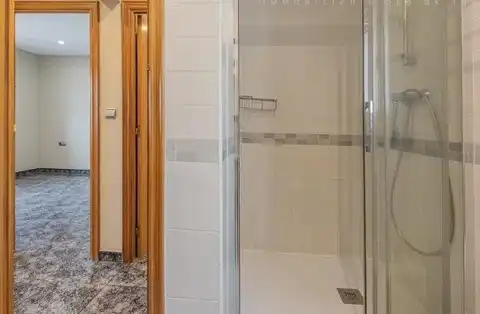 Bany de Pis en venda en Cornellà de Llobregat amb Aire condicionat, Forn i Balcó