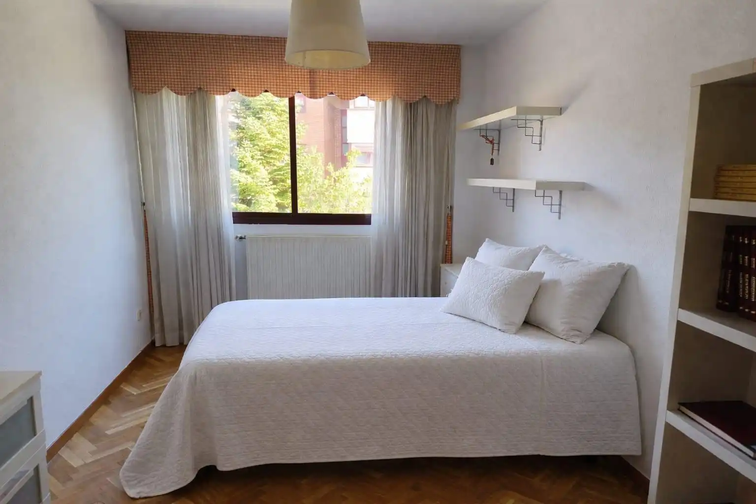 Habitación de Piso de alquiler en Pozuelo de Alarcón con Calefacción, Jardín privado y Terraza