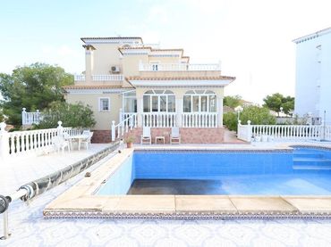 Villa con piscina in vendita a Calle LOS PIRINEOS