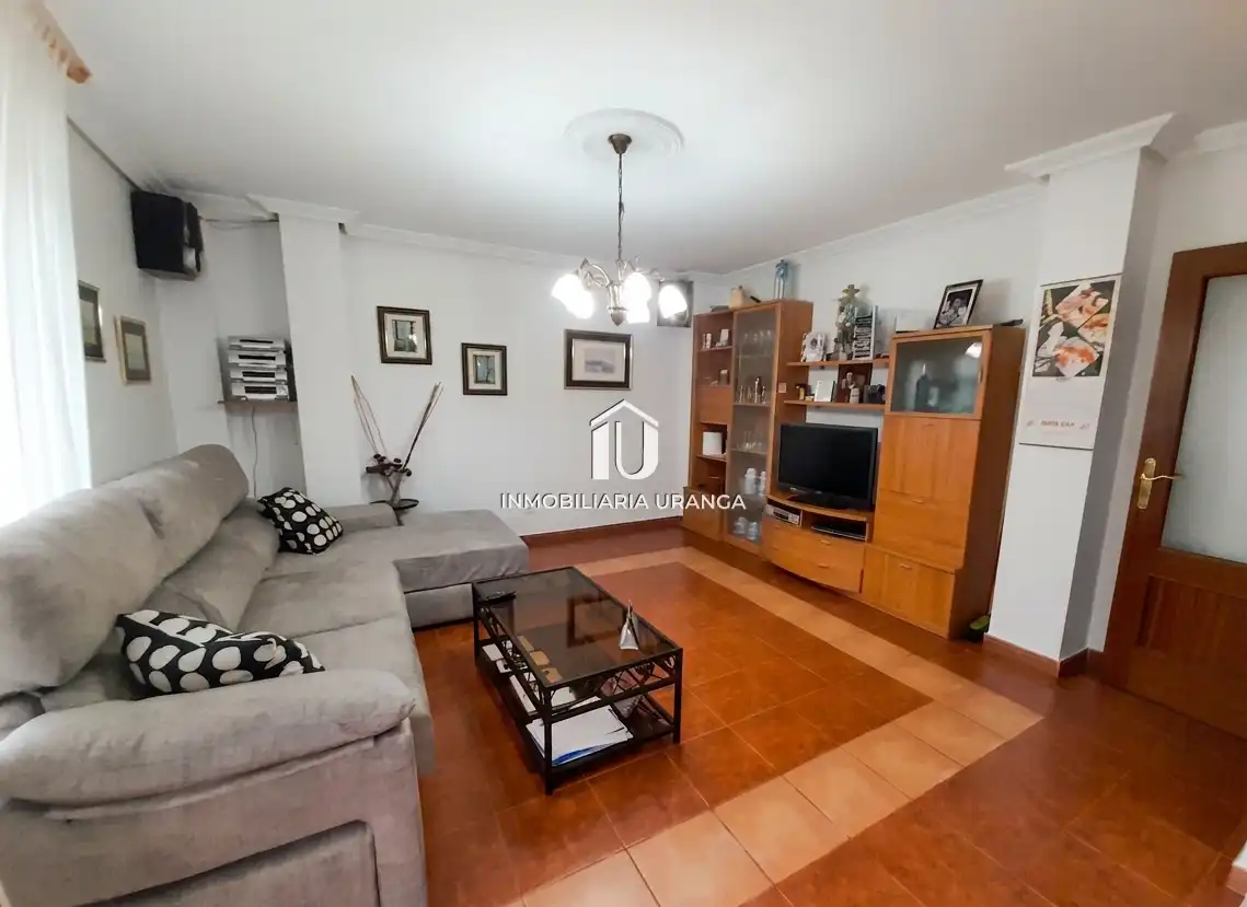 Sala de estar de Piso en venta en Castro-Urdiales con Calefacción, Terraza y Trastero