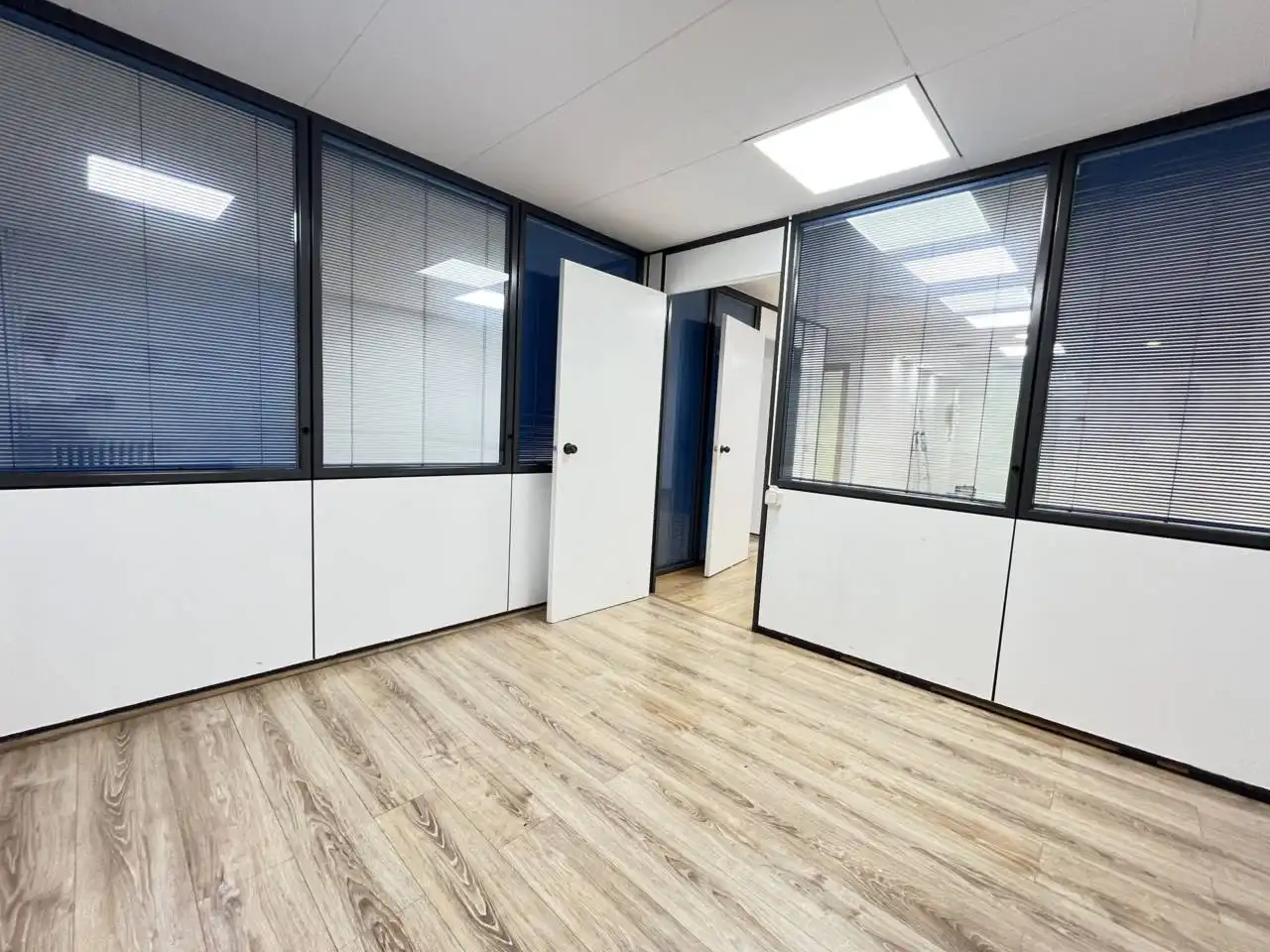 Büro zur Miete in Barcelona mit Klimaanlage, Heizung und Alarm