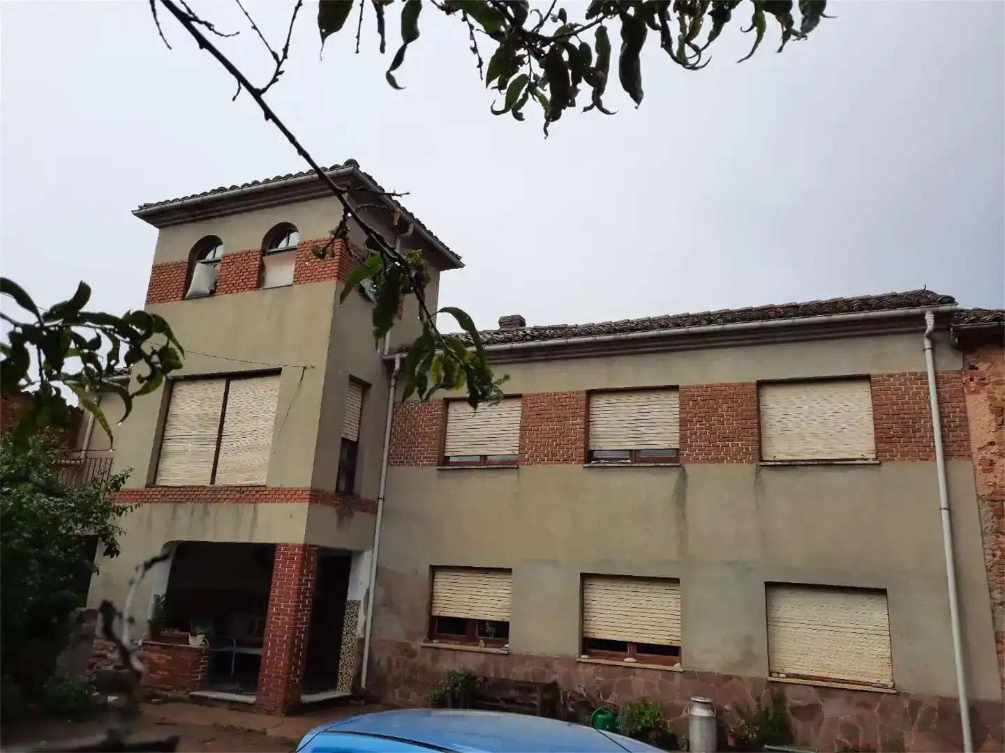 Vista exterior de Casa adosada en venda en La Ercina  amb Jardí privat i Moblat