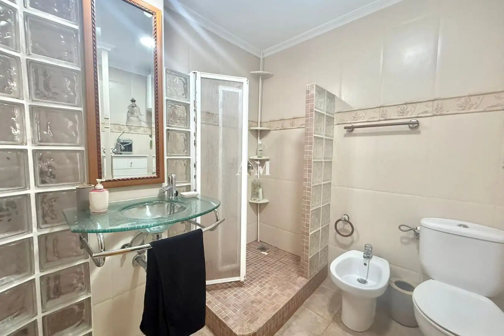 Bany de Apartament de lloguer en Torrevieja amb Aire condicionat, Calefacció i Moblat