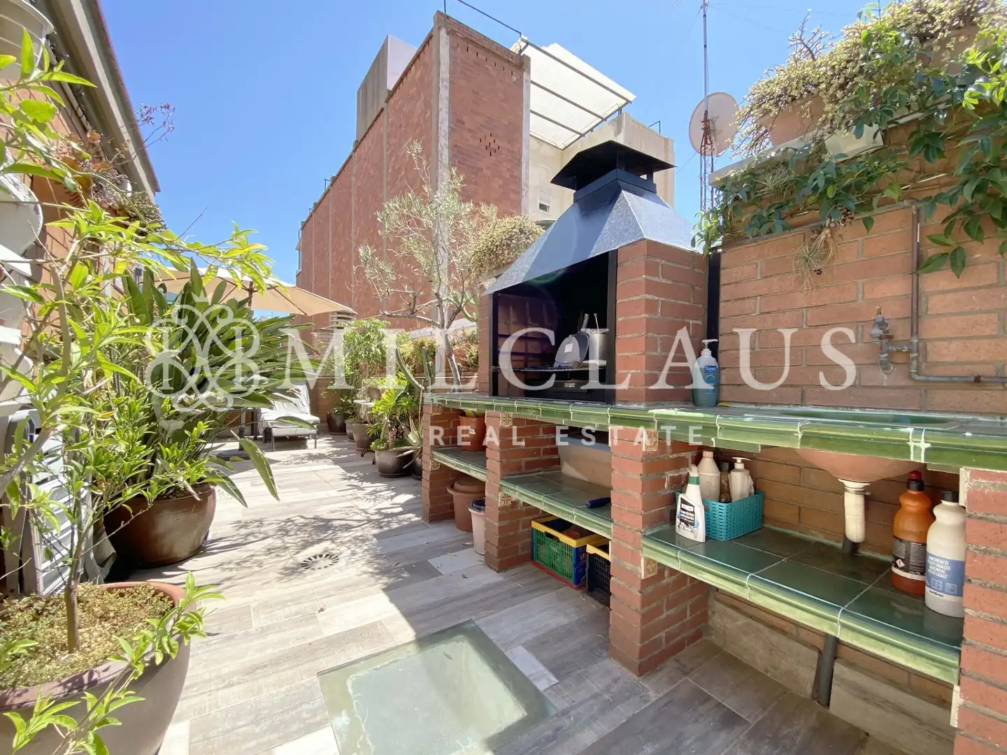 Terrasse von Einfamilien-Reihenhaus zum Verkauf in L'Hospitalet de Llobregat mit Klimaanlage, Heizung und Parkett