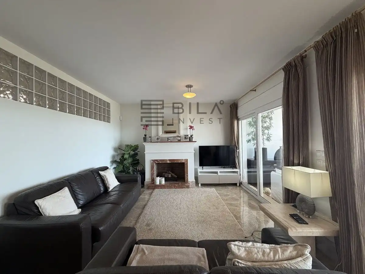 Sala d'estar de Casa adosada en venda en Marbella amb Aire condicionat, Terrassa i Piscina