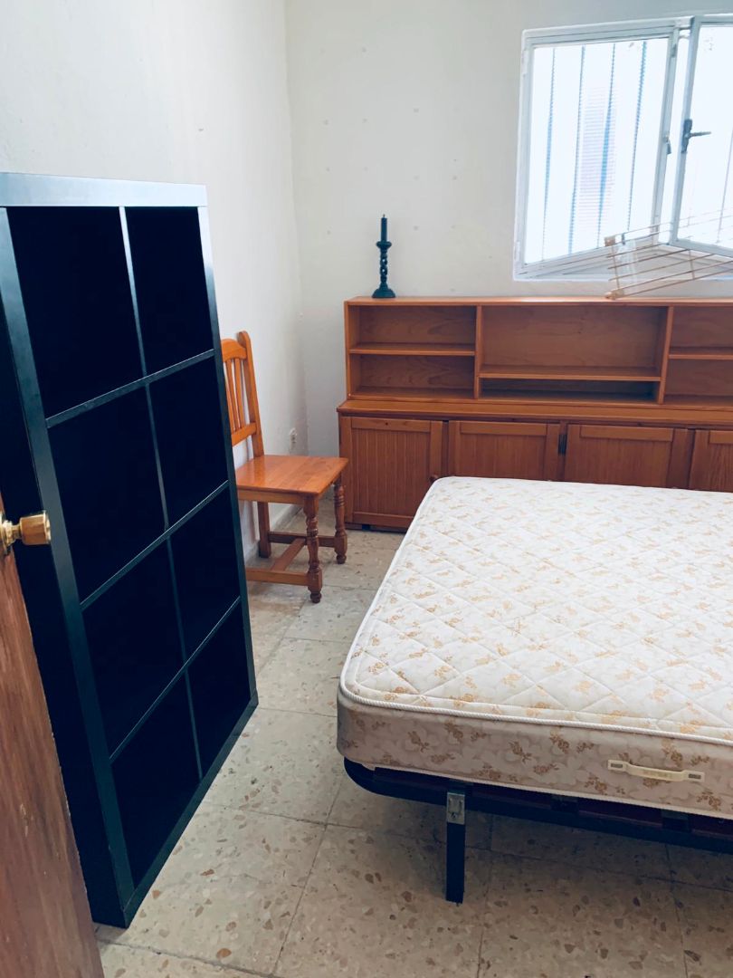 Dormitori de Apartament de lloguer en  Granada Capital amb Moblat i Rentadora