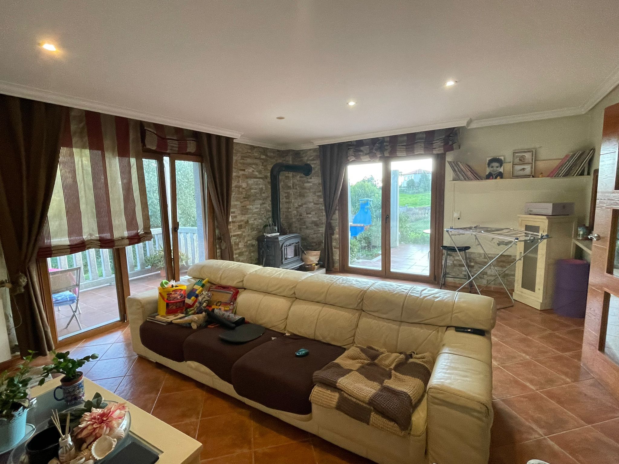 Sala d'estar de Casa o xalet en venda en Sanxenxo amb Calefacció, Jardí privat i Terrassa