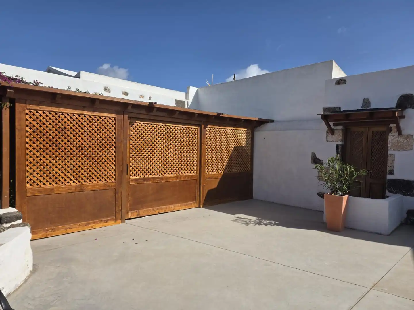 Vista exterior de Casa o xalet en venda en Yaiza amb Terrassa, Traster i Moblat