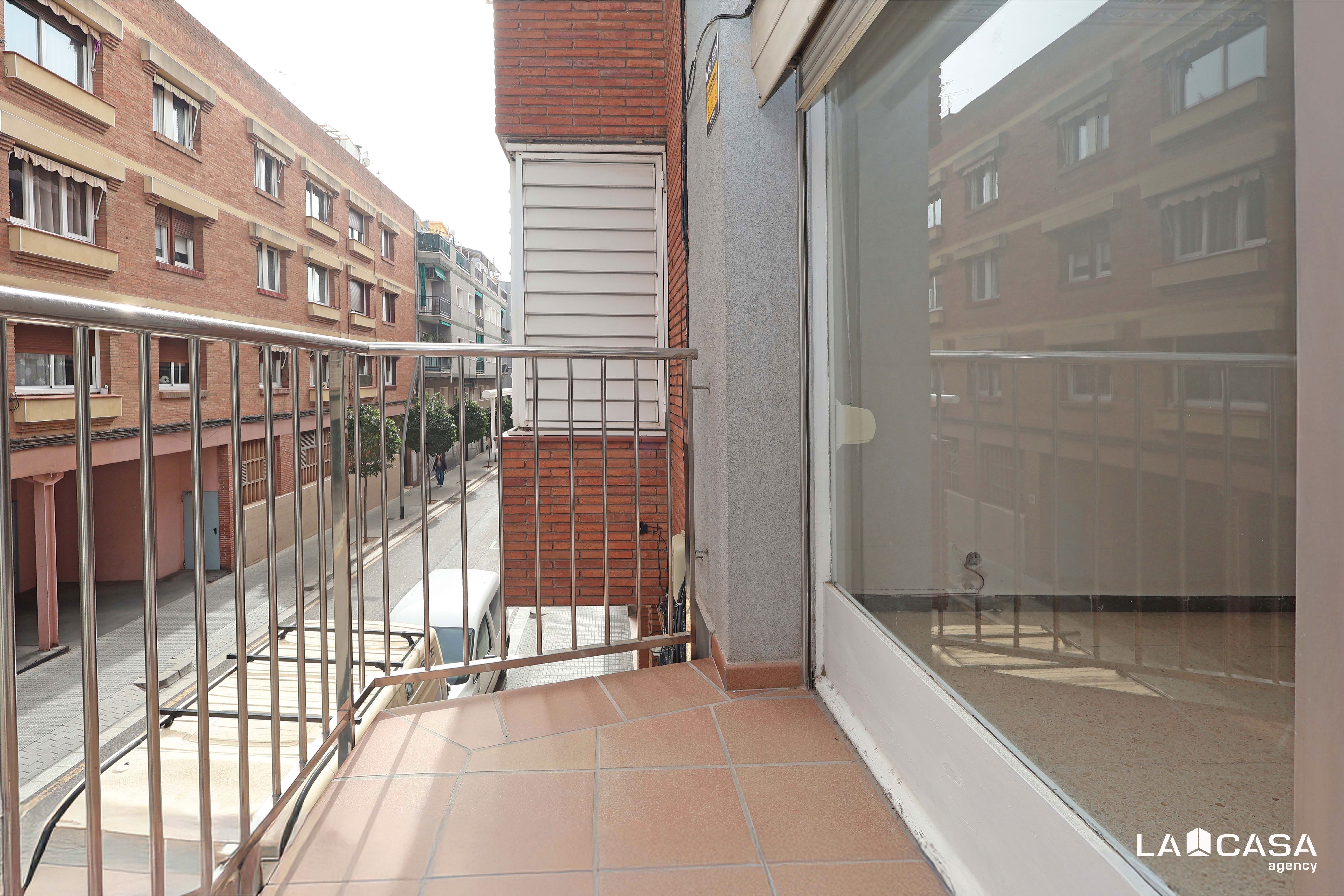 Außenansicht von Wohnung zum Verkauf in Esplugues de Llobregat