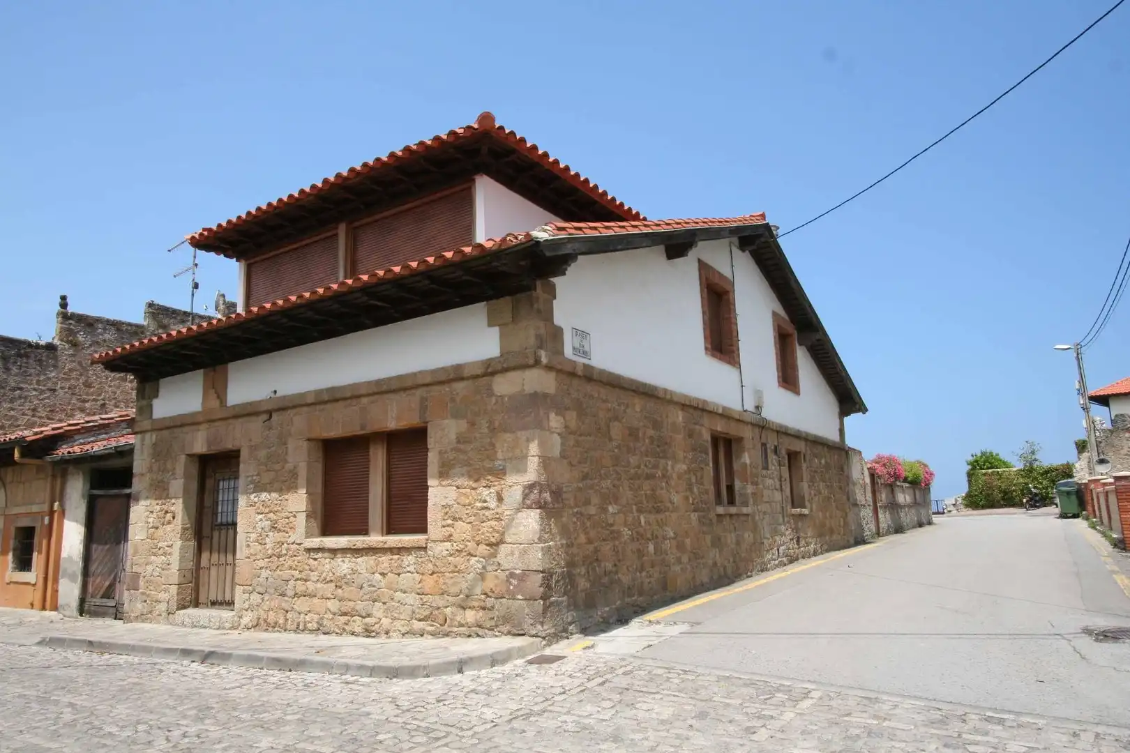 Vista exterior de Casa o chalet en venta en Comillas (Cantabria) con Alarma