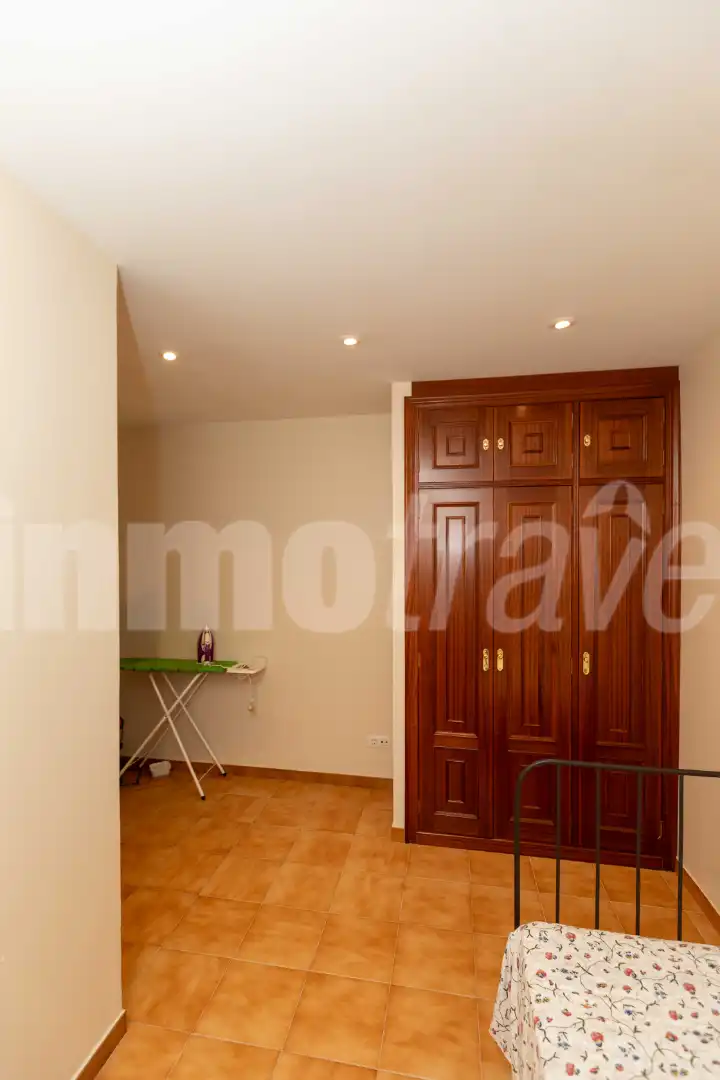 Dormitori de Casa adosada de lloguer en Sanxenxo amb Jardí privat, Terrassa i Moblat