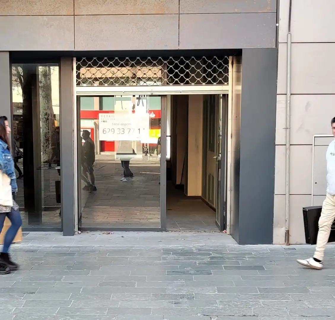 Local comercial de lloguer a Plaza Perpinyà 6, imagen 2