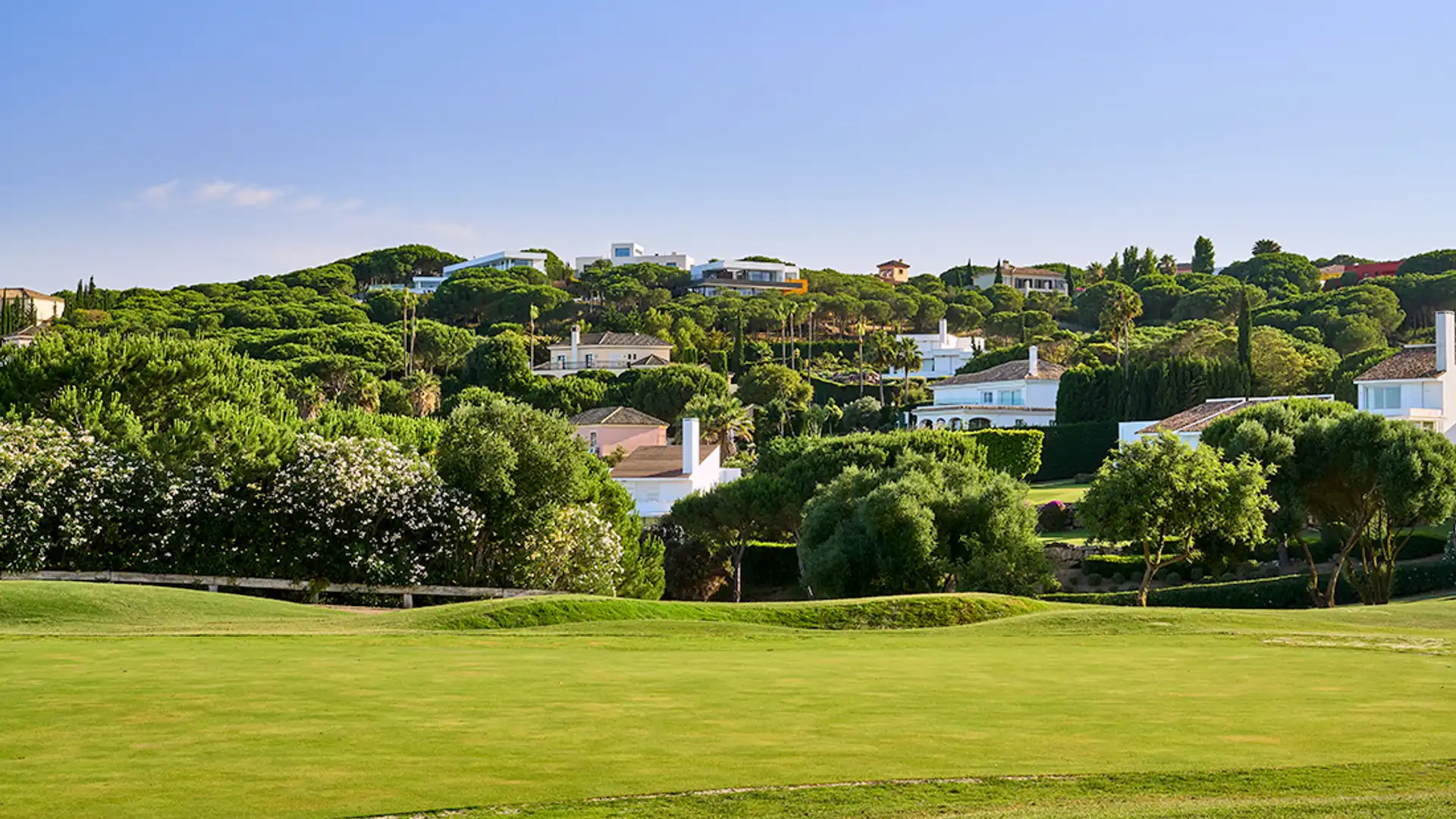 Vista exterior de Casa o chalet en venta en Sotogrande con Aire acondicionado, Jardín privado y Terraza