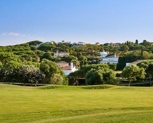 Vista exterior de Casa o xalet en venda en Sotogrande amb Aire condicionat, Jardí privat i Terrassa