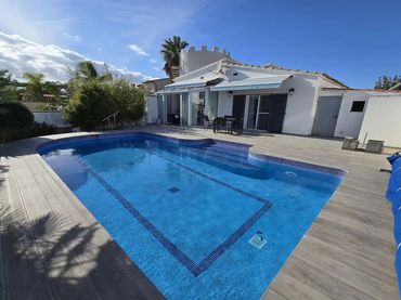 Casa amb piscina en venda a Calle Cap Ras