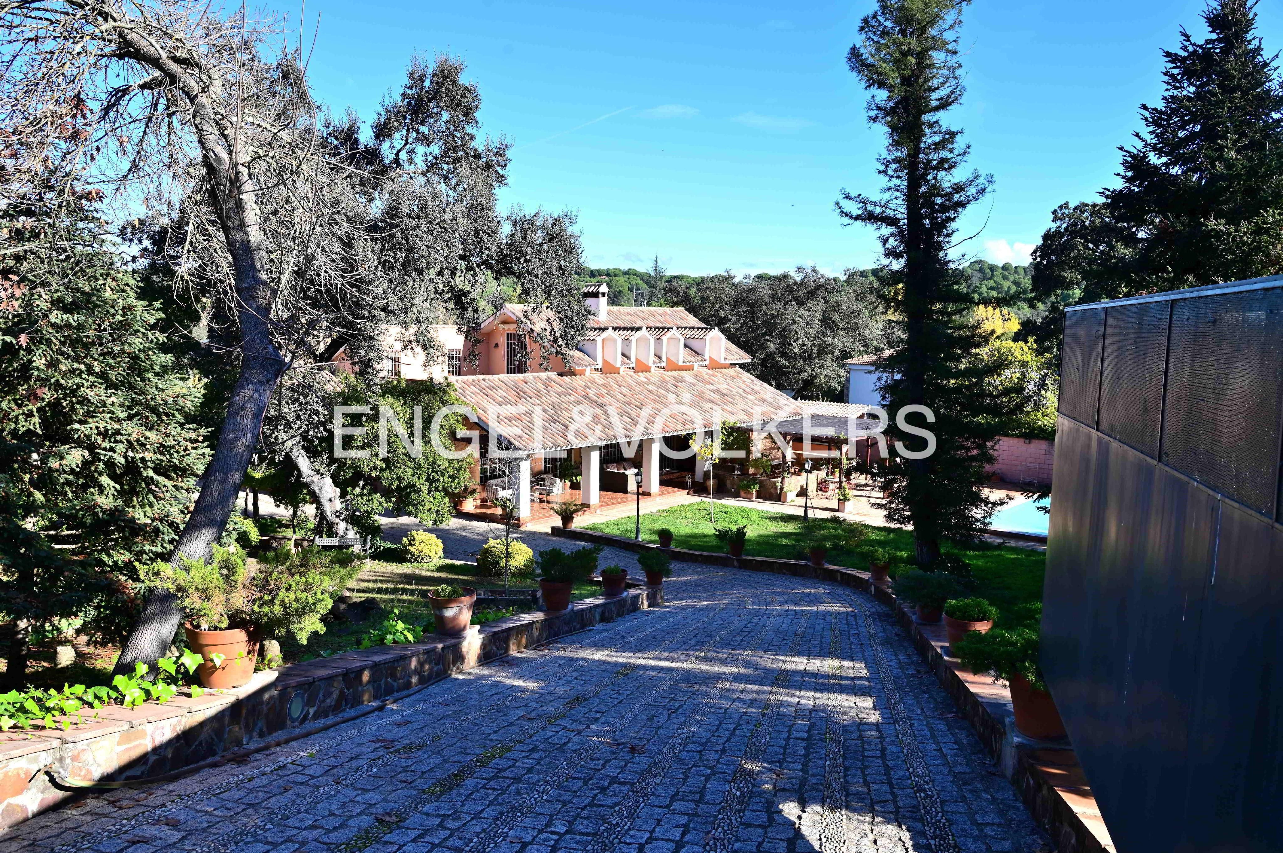 Vista exterior de Casa o xalet en venda en  Córdoba Capital amb Aire condicionat, Calefacció i Jardí privat