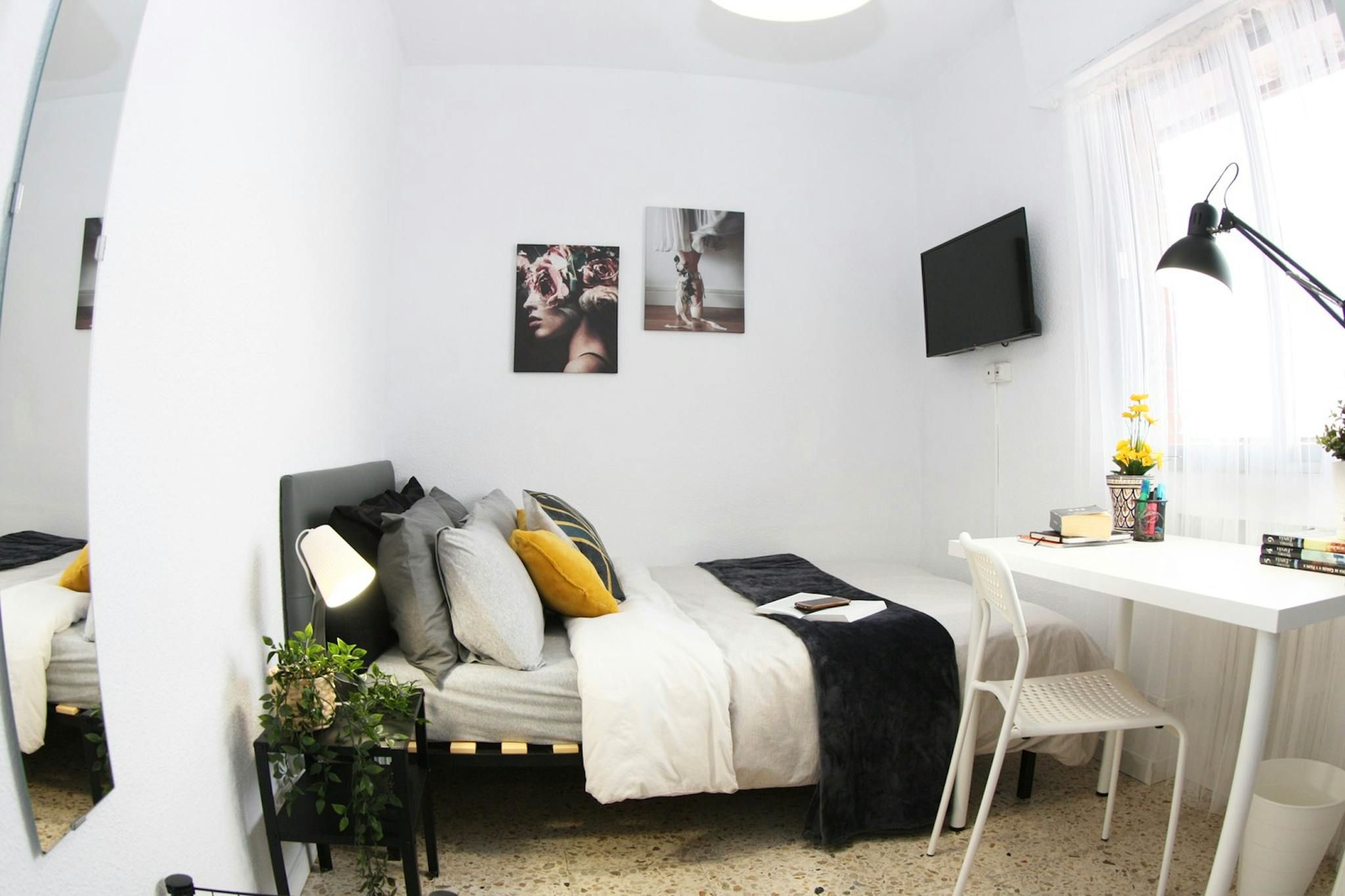 Bedroom of Flat for share in  Madrid Capital  with Heating, Furnished and Washing machine