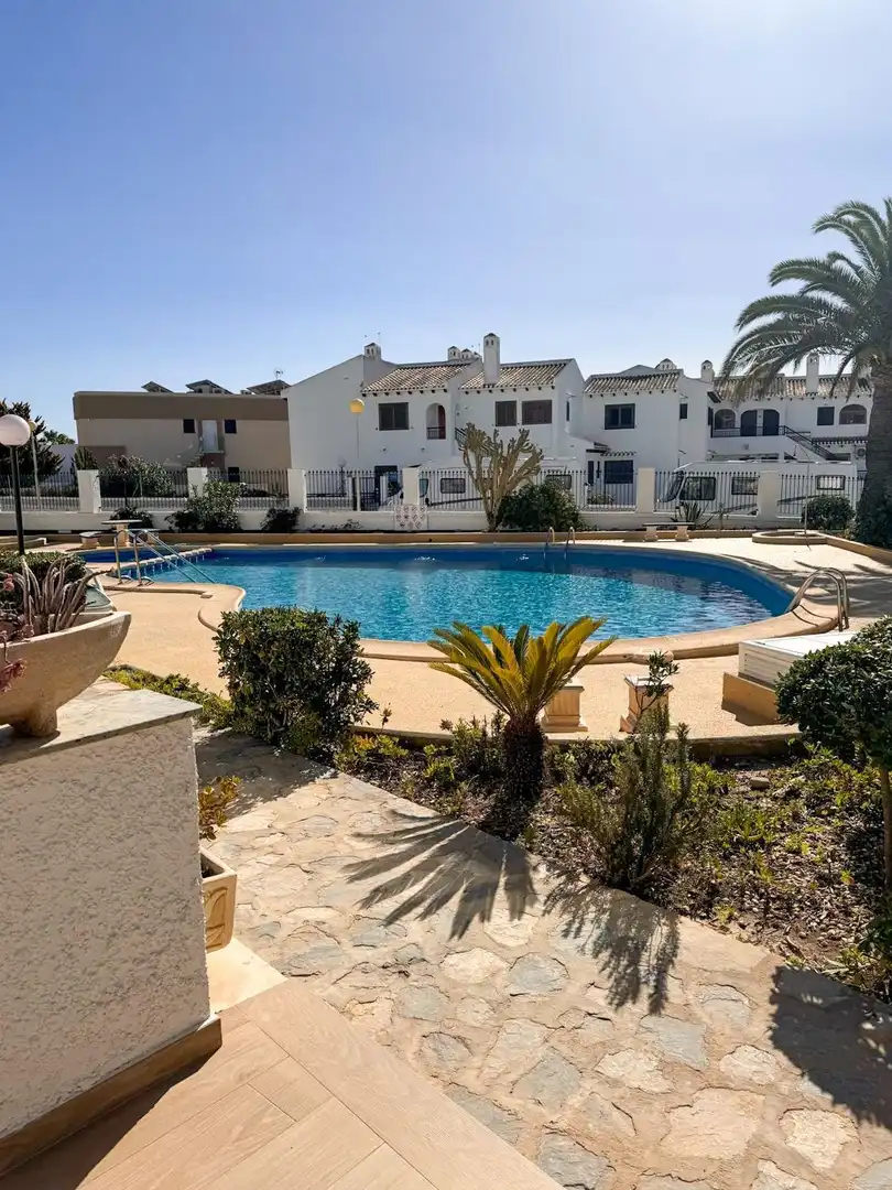 Schwimmbecken von Einfamilien-Reihenhaus zur Miete in Orihuela mit Klimaanlage, Schwimmbad und Gemeinschaftspool