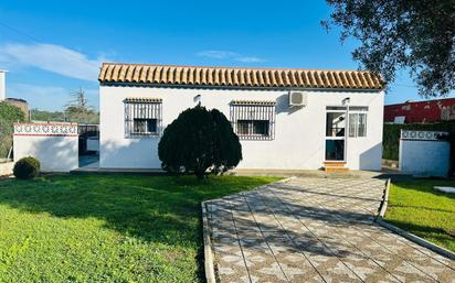 Vista exterior de Casa o xalet en venda en Chiclana de la Frontera amb Terrassa i Traster