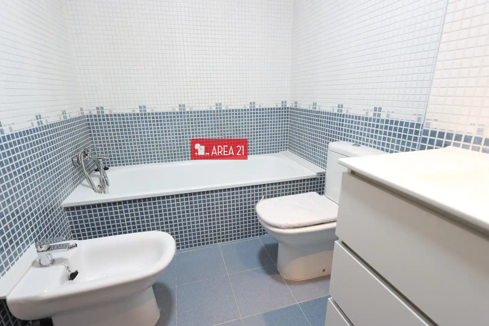 Bathroom of Duplexes for rent in La Pobla de Vallbona  with Balcony
