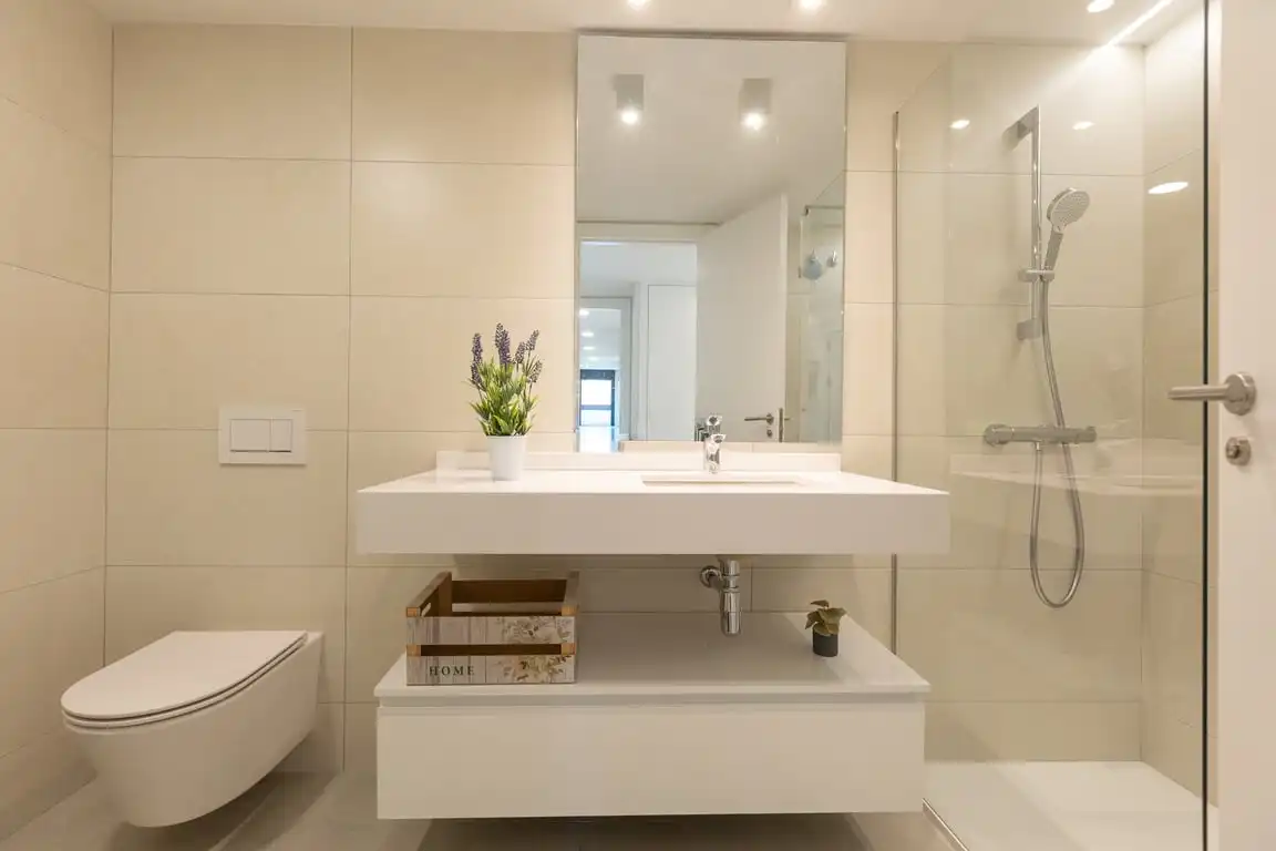 Baño de Apartamento de alquiler en Dénia con Aire acondicionado, Jardín privado y Terraza